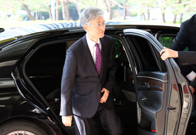 국회 법사위의 '사법부 대선개입 의혹 진상규명 청문회'가 예정된 14일 오전 조희대 대법원장이 서울 서초구 대법원으로 출근하고 있다. 조 대법원장 등 대법관 12명과 대법원 수석·선임재판연구관, 대법원장 비서실장, 법원행정처 사법정보화실장이 증인으로 채택됐지만 모두 불출석 사유서를 제출했다. 연합뉴스