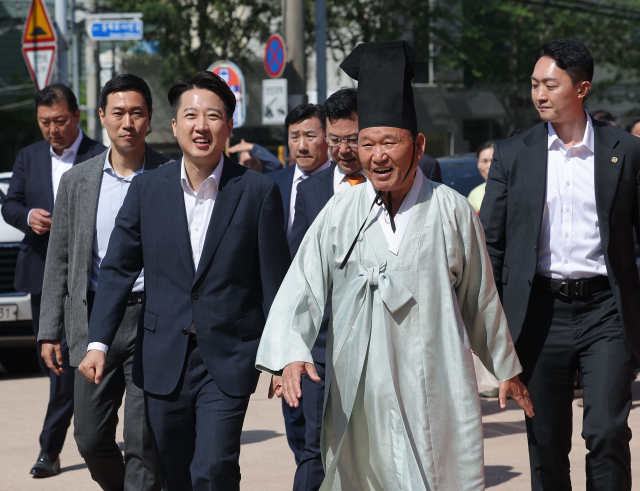 개혁신당 이준석 대선 후보가 14일 부산 동래향교에서 성균관유도회 양연모 전교 등 관계자들과 함께 걸어가고 있다. 연합뉴스