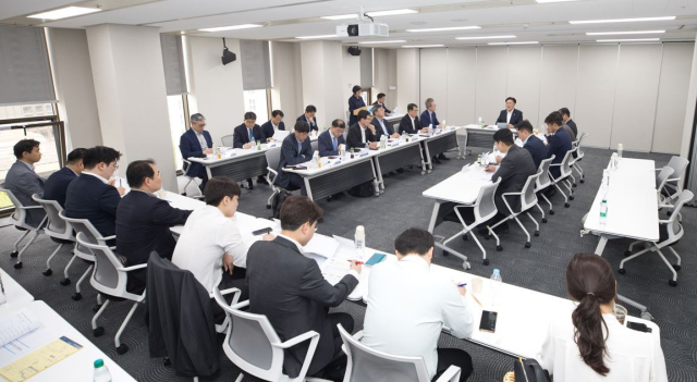 유상임 과학기술정보통신부 장관이 지난 13일 서울 중구 서울스퀘어 국가인공지능위원회 회의실에서 열린 '제4차 AI컴퓨팅 인프라 특별위원회'에서 '첨단 GPU 확보 추진방안' 을 논의하고 있다. 과기정통부 제공