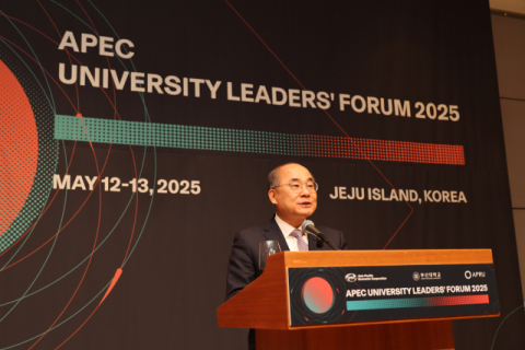 환영사를 하고 있는 최재원 부산대학교 총장