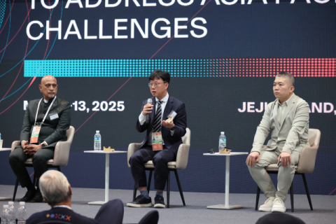 발표를 하고 있는 송길태 부산대 교수(가운데)