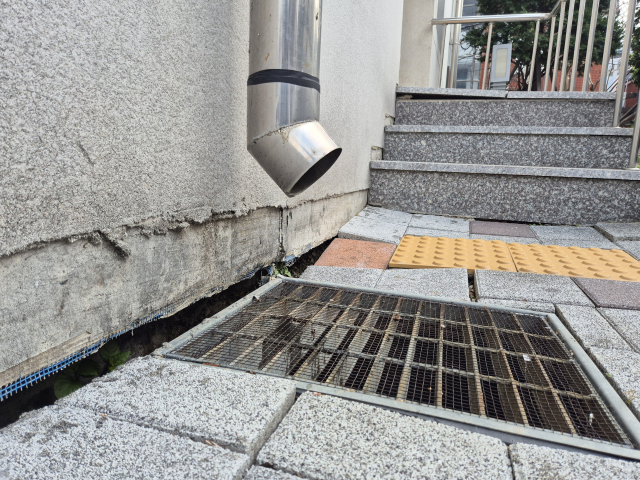 올해 3월 발생한 부산 동구 초량동 동구노인복지관 분관 아래 지반 침하로 땅과 건물이 벌어져 틈 사이가 10cm가량 벌어져 있다.