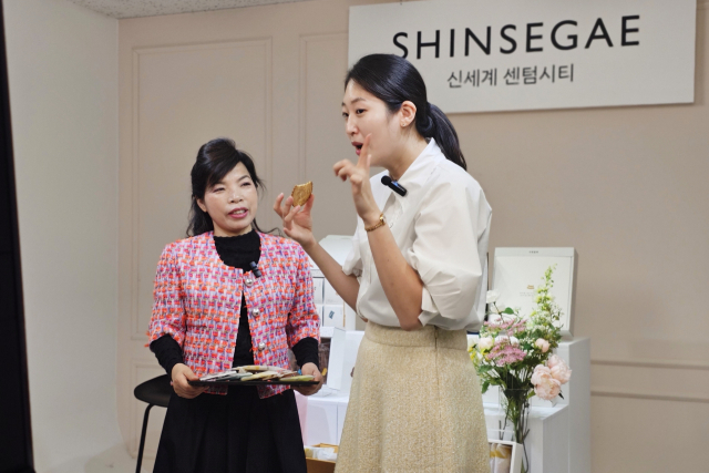 이대명과를 소개하는 신세계백화점 센텀시티 '신백 라이브’. 신세계 센텀시티 제공