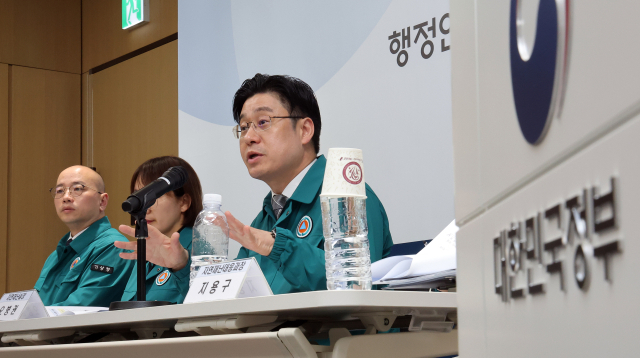 행정안전부 오병권 자연재난실장(오른쪽)이 지난 13일 정부세종청사 민원동 브리핑실에서 열린 제7회 정책 설명회에서 2025년 여름철 자연재난(풍수해, 폭염) 종합대책에 관해 설명하고 있다. 연합뉴스