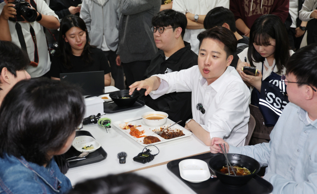 개혁신당 이준석 대선후보가 14일 부산 금정구 부산대 학생식당에서 진행된 ‘학식먹자 이준석’ 행사에서 학생들과 식사를 하며 대화를 나누고 있다. 정종회 기자 jjh@