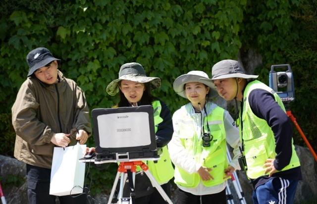 부산에서 전국의 측량업무 종사자와 대학생 등이 참여해 지적측량과 드론측량을 겨루는 대회가 열린다. 사진은 지적측량을 하는 모습. 국토부 제공