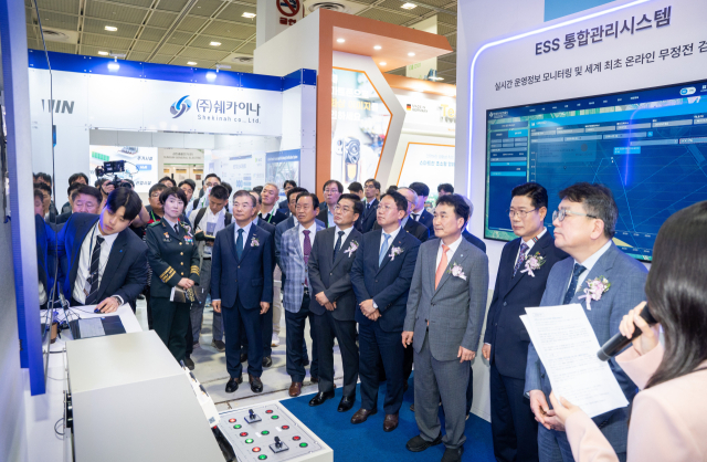 14일 서울 강남구 코엑스에서 열린 ‘2025 국제 전기전력 전시회’에 남화영 한국전기안전공사 사장(오른쪽 세 번째)과 관계자들이 공사 홍보관을 둘러보고 있다. 전기안전공사 제공