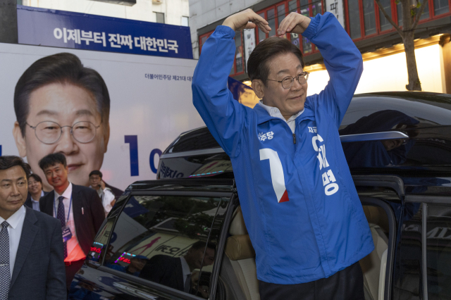 더불어민주당 이재명 대선후보가 14일 경남 거제시에서 유세를 마친 뒤 차량에 올라 지지자들을 향해 하트를 그리고 있다. 연합뉴스