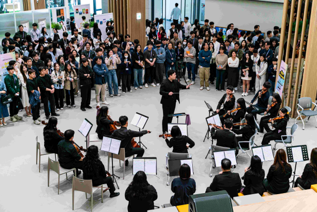 2025 동호회 페스티벌에서 사내 오케스트라 동호회가 공연을 선보이고 있다. 사진=삼성바이오로직스