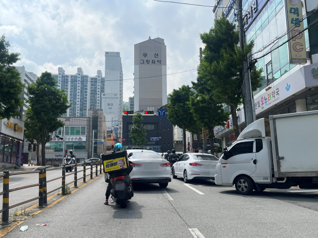 경남 김해시 공공 배달앱 ‘먹깨비’ 스티커를 부착한 오토바이가 어방동 인제대 삼거리를 지나고 있다. 이경민 기자
