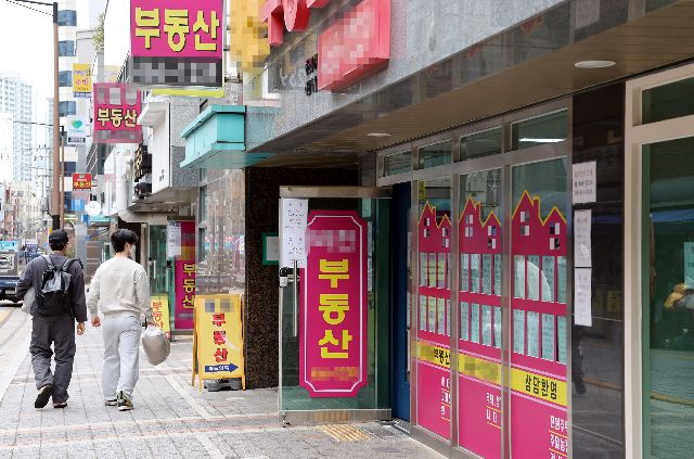 지난 3월 6일 부산 동구의 공인중개사 사무소 모습. 부산일보DB