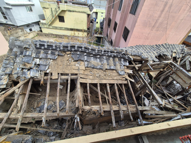 부산 동구청이 올해 3월 동구 좌천동에 10년 넘게 방치된 폐가를 직권으로 철거했다. 부산 동구청 제공