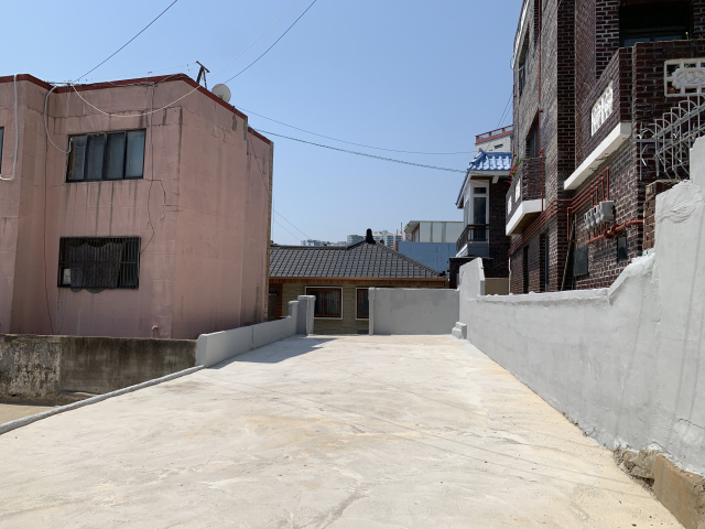 부산 동구청이 올해 3월 동구 좌천동에 10년 넘게 방치된 폐가를 직권으로 철거했다. 부산 동구청 제공