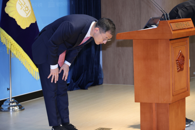 국민의힘을 탈당한 무소속 김상욱 의원이 15일 서울 여의도 국회 소통관에서 더불어민주당 이재명 대선 후보에 대한 지지를 선언한 뒤 인사하고 있다. 연합뉴스