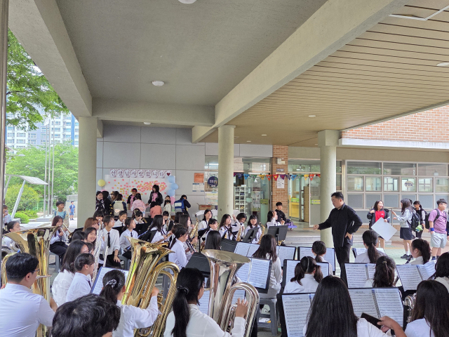 경남 함안군 칠원읍 호암초등학교에서 15일 스승의 날을 맞아 학생들이 출근하는 선생님들을 위해 작은 음악회를 준비했다. 학생들은 ‘스승의 은혜’를 관악으로 연주하며 선생님들에게 감동을 선사했다. 함안교육지원청 제공