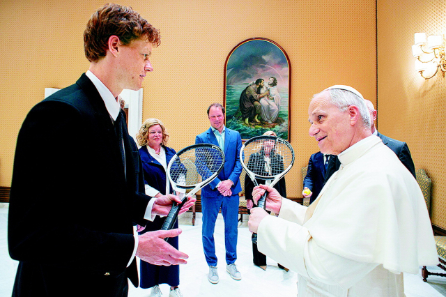 14일(현지 시간) 테니스를 좋아하는 레오 14세(오른쪽) 교황이 바티칸에서 ‘세계 랭킹 1위’ 이탈리아 테니스 스타 야닉 시너를 만나 인사했다. AP연합뉴스