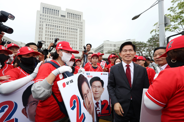 국민의힘 김문수 대선 후보가 15일 서울 서초구 대법원 앞에서 열린 사법부 수호 및 더불어민주당 규탄대회에서 퇴장하며 선거운동원들과 인사하고 있다. 연합뉴스