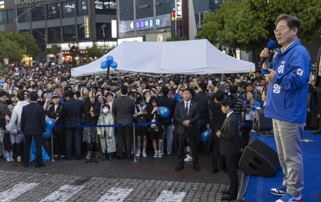 더불어민주당 이재명 대선후보가 15일 전남 목포시 평화광장 원형상가 앞에서 열린 유세에서 지지를 호소하는 연설을 하고 있다. 연합뉴스