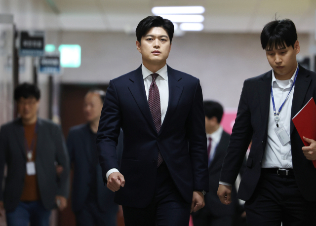 국민의힘 비상대책위원장으로 임명된 김용태 의원이 15일 국회에서 기자회견을 하기 위해 회견장으로 이동하고 있다. 연합뉴스