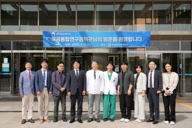 과기정통부 정택렬 신임 공공융합연구정책관이 지난 14일 부산 기장지역에 위치한 국가 원자력·방사선 분야 대형 국책 연구시설을 직접 둘러보고 추진 상황을 점검했다. 동남권원자력의학원을 방문한 정택렬 정책관(왼쪽 네 번째)이 이창훈 의학원장(다섯 번째) 등 관계자들과 기념촬영을 하고 있다. 동남권원자력의학원 제공