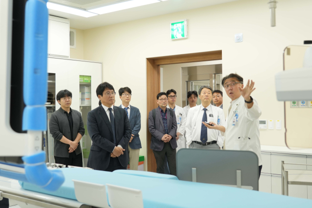 지난 14일 동남권원자력의학원을 방문한 과기정통부 정택렬 신임 공공융합연구정책관(앞줄 왼쪽)이 이창훈 동남권원자력의학원장(앞줄 오른쪽 두 번째)과 함께 오는 6월 개소를 앞둔 심뇌혈관센터와 첨단재생의료 GMP 시설을 둘러보고 있다. 사진은 혈관촬영실 투어 모습. 동남권원자력의학원 제공