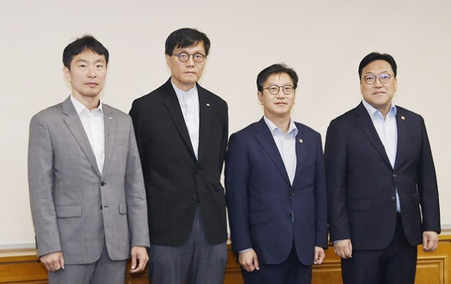 김범석 기획재정부 장관 직무대행이 16일 서울 중구 은행회관에서 열린 '거시경제·금융현안 간담회' 시작에 앞서 기념 촬영하고 있다. 왼쪽부터 이복현 금융감독원장, 이창용 한국은행 총재, 김범석 직무대행, 김병환 금융위원장. 기재부 제공