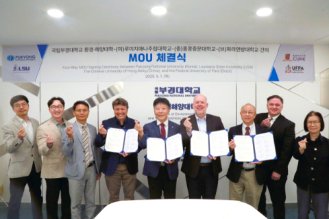 4개 대학 관계자들이 4자 협정을 맺고 기념사진을 찍고 있다.