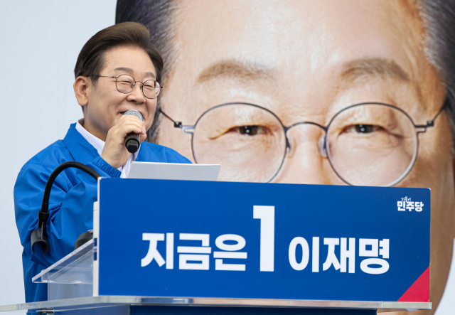 더불어민주당 이재명 대선 후보가 16일 전북 익산시 익산역 동부광장에서 열린 유세에서 지지를 호소하는 연설을 하고 있다. 연합뉴스