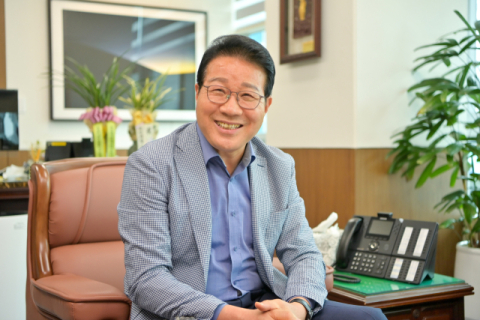 한국매니페스토실천본부 주관 ‘2025 민선8기 기초단체장 공약이행 및 정보공개 평가’에서 최고등급인 ‘SA’등급을 달성한 김진홍 부산 동구청장이 환하게 웃고 있다.