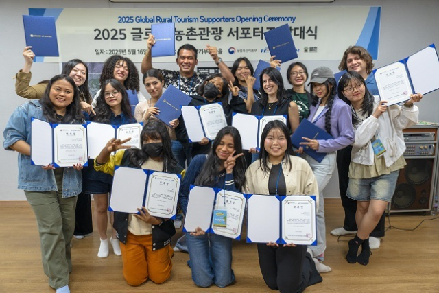 5월 16일 농촌체험휴양마을인 가평 잣향기푸른마을에서 ‘2025 글로벌 농촌관광 서포터즈(또바기팜족)’ 발대식이 열렸다. 사진은 기념촬영. 농식품부 제공