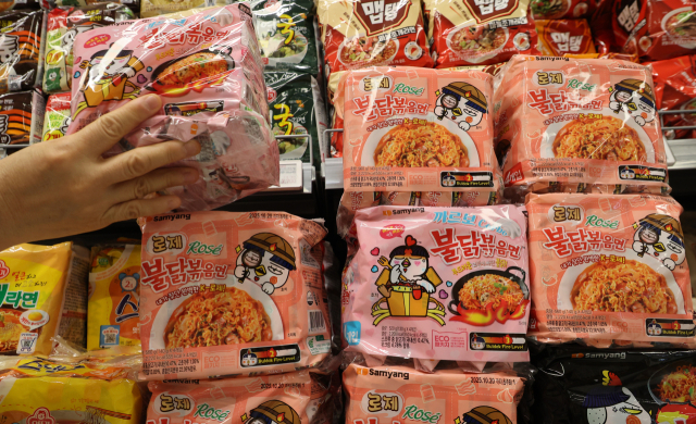 삼양식품 주가가 불닭볶음면 인기에 힘입어 16일 장중 처음으로 120만원을 넘어 증시 황제주로 등극했다. 증시전문가들은 삼양식품의 주가 강세는 해외 수요에 힘입은 고성장 때문이라고 분석한다. 사진은 이날 서울 한 대형마트 삼양식품 라면 판매대. 연합뉴스