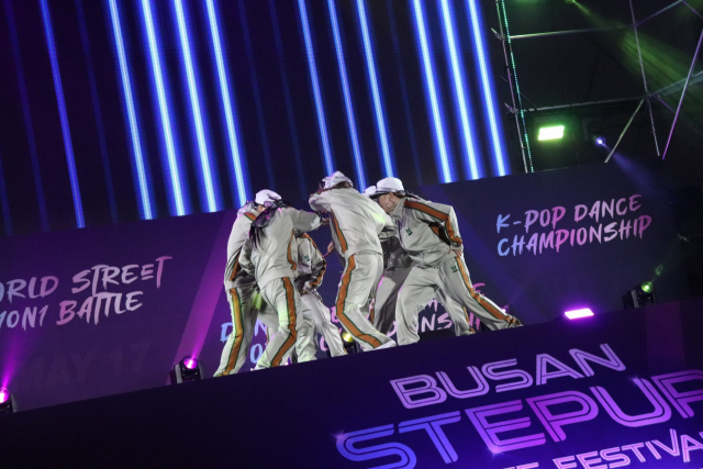 2025 부산스텝업댄스페스티벌 첫날 경선 ‘부산 대표 선발전’에서 1등을 차지한 ‘팀 에이치(TEAM H)’ 경연 모습. 청년문화진흥협회 제공