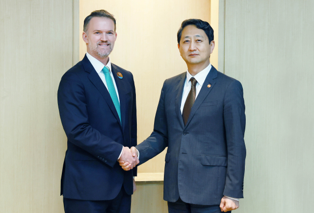 안덕근(오른쪽) 산업통상자원부 장관이 16일 제주 서귀포시 제주국제컨벤션센터(ICC)에서 제이미슨 그리어 미국 무역대표부 대표와 면담, 악수하며 기념 촬영하고 있다. 산업부 제공