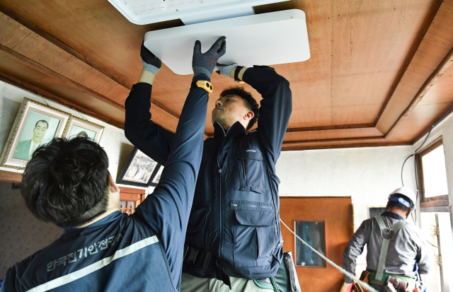 한국전기안전공사는 지난 15일 전남 여수시 금오도 일대에서 ‘도서지역 전기설비 개선·방재 활동’을 진행했다. 전기안전공사 제공