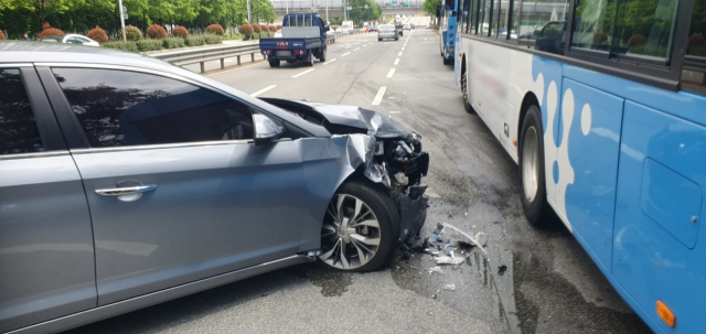 17일 오전 10시께 부산 동래구 낙민동 괴정교차로에서 안락교차로 향하는 반송로에서 음주운전 차량이 시내버스 좌측 뒷부분을 들이받았다. 동래경찰서 제공