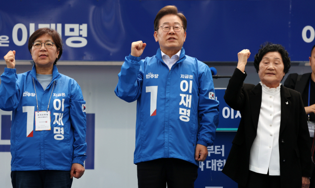 더불어민주당 이재명 대선후보가 17일 광주광역시 서구 김대중컨벤션센터 광장에서 열린 집중 유세에서 광주 시민 대표들과 임을 위한 행진곡을 제창하고 있다. 연합뉴스