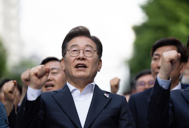 더불어민주당 이재명 대선후보가 17일 광주광역시 동구 금남로에서 열린 5·18 광주민주화운동 45주기 전야제에 참석해 임을 위한 행진곡을 제창하고 있다. 연합뉴스