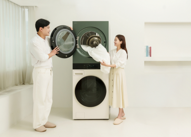LG전자 모델들이 워시타워를 체험하고 있다.LG전자 제공