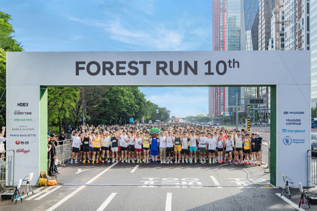 현대차 ‘포레스트런 2025’ 참가자들이 기념 촬영을 하는 모습.현대차 제공