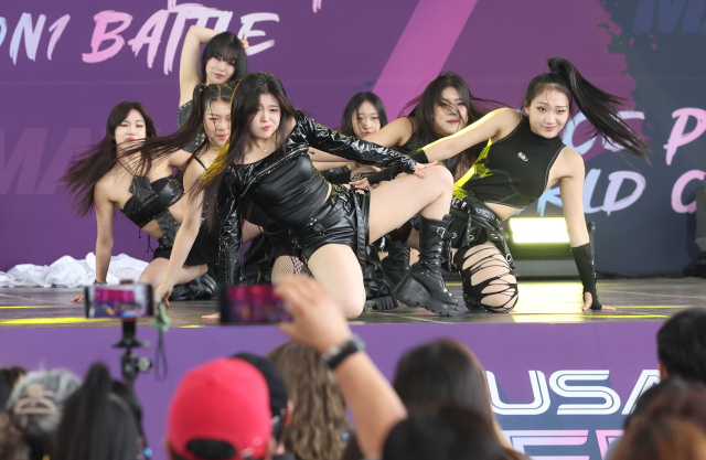 18일 부산 해운대구 영화의전당에서 열린 ‘2025 부산스텝업댄스페스티벌’에서 K-POP 댄스 챔피언십 부문에 참가한 팀 ‘제이킹덤’이 화려한 퍼포먼스를 선보이고 있다. 정종회 기자 jjh@