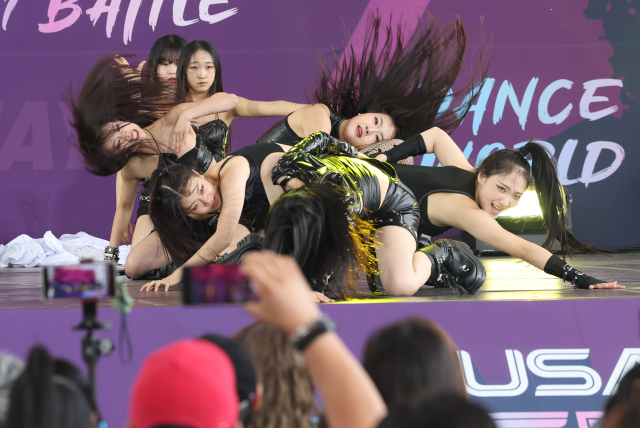 18일 부산 해운대구 영화의전당에서 열린 ‘2025 부산스텝업댄스페스티벌’에서 K-POP 댄스 챔피언십 부문에 참가한 팀 ‘제이킹덤’이 화려한 퍼포먼스를 선보이고 있다. 정종회 기자 jjh@