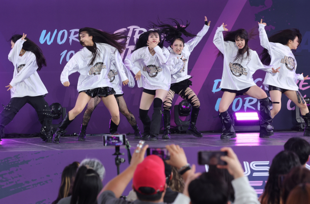 18일 부산 해운대구 영화의전당에서 열린 ‘2025 부산스텝업댄스페스티벌’에서 K-POP 댄스 챔피언십 부문에 참가한 팀 ‘제이킹덤’이 화려한 퍼포먼스를 선보이고 있다. 정종회 기자 jjh@