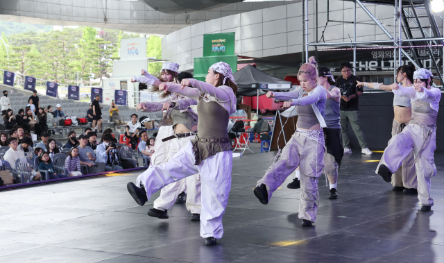 18일 부산 해운대구 영화의전당에서 열린 ‘2025 부산스텝업댄스페스티벌’에서 K-POP 댄스 챔피언십 부문에 참가한 팀 ‘나사’가 화려한 퍼포먼스를 선보이고 있다. 정종회 기자 jjh@