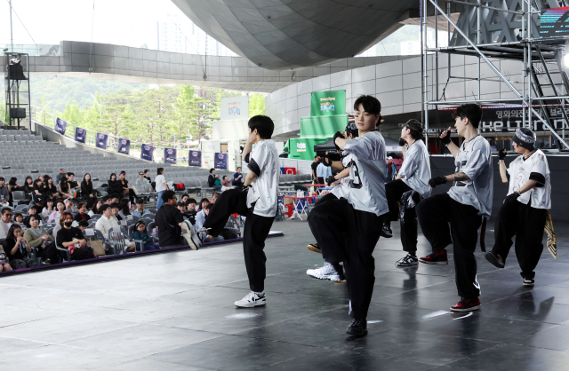 18일 부산 해운대구 영화의전당에서 열린 ‘2025 부산스텝업댄스페스티벌’에서 K-POP 댄스 챔피언십 부문 참가자들이 화려한 퍼포먼스를 선보이고 있다. 정종회 기자 jjh@