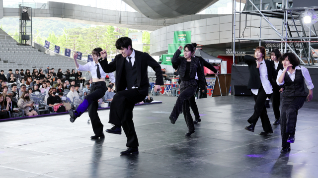 18일 부산 해운대구 영화의전당에서 열린 ‘2025 부산스텝업댄스페스티벌’에서 K-POP 댄스 챔피언십 부문 참가자들이 화려한 퍼포먼스를 선보이고 있다. 정종회 기자 jjh@