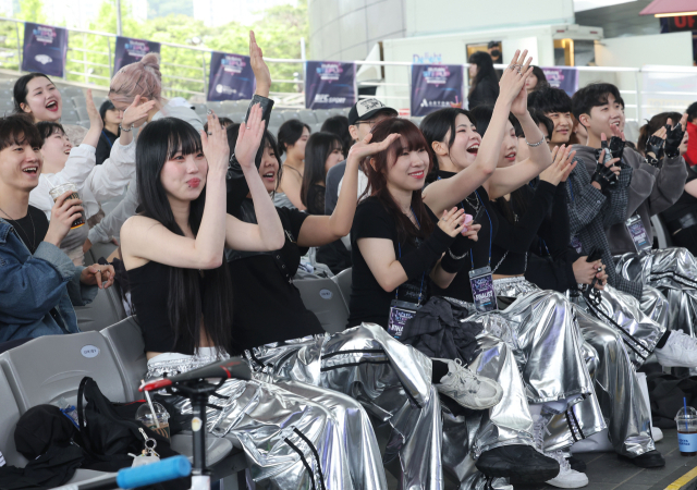 18일 부산 해운대구 영화의전당에서 열린 ‘2025 부산스텝업댄스페스티벌’에서 K-POP 댄스 챔피언십 부문 참가자들의 화려한 퍼포먼스에 관객들이 환호하고 있다. 정종회 기자 jjh@