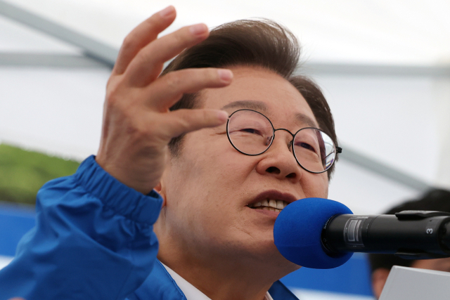 더불어민주당 이재명 대선 후보가 16일 전북 전주시 전북대 후문에서 열린 유세에서 지지를 호소하는 연설을 하고 있다. 연합뉴스