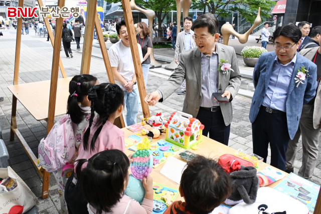 5월 가정의 달을 맞아 BNK부산은행이 자녀가 있는 가족들을 위해 마련한 ‘I LOVE(아이사랑)’ 페스티벌이 지난 17일 남구 문현동 일대에서 진행됐다. BNK부산은행 제공