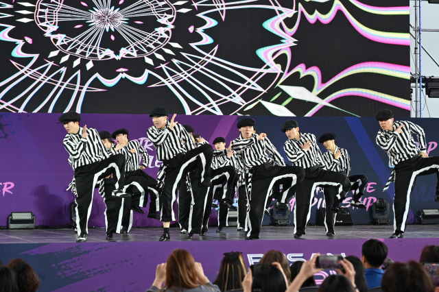 2025 부산스텝업댄스페스티벌 ‘댄스 퍼포먼스 월드 챔피언십’에서 2등을 차지한 ‘락앤롤 크루’ 경연 모습. 청년문화진흥협회 제공