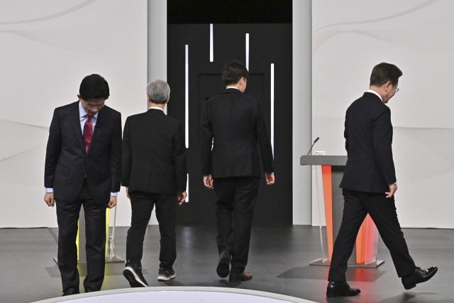 국민의힘 김문수(왼쪽부터)·민주노동당 권영국·개혁신당 이준석·더불어민주당 이재명 대선후보가 18일 서울 마포구 상암동 SBS 프리즘센터 스튜디오에서 열린 제21대 대선 1차 후보자 토론회 시작에 앞서 기념촬영을 마친 뒤 자리로 향하고 있다. 연합뉴스